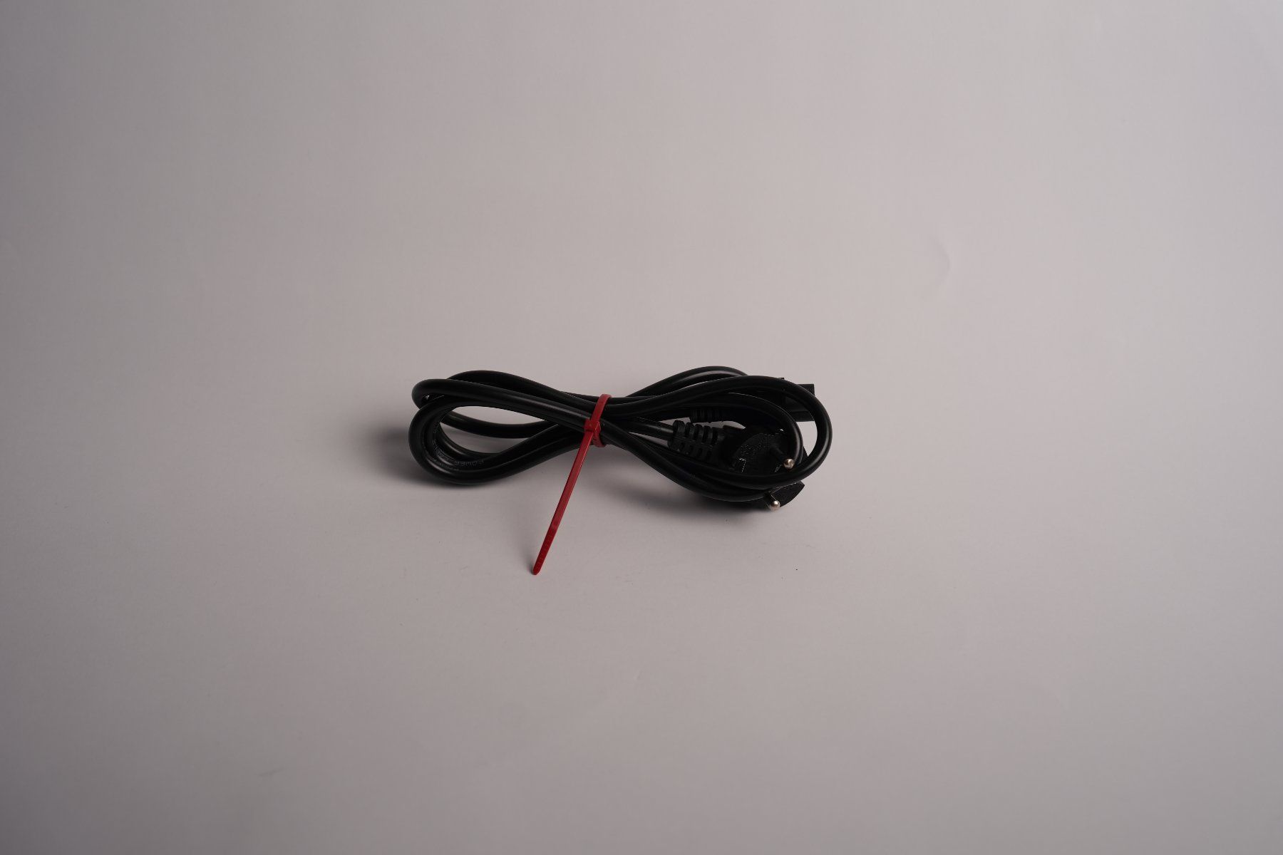 Câbles: Netzkabel Schuko mit Kabelbinder (schwarz) – D'occasion à Basel par san_w87x