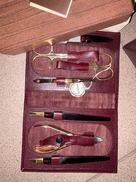 PC: ensemble de manucure vintage haut de gamme  – Nuovo e nell'imballaggio originale da La Chaux-de-Fonds venduto da reg_yw68