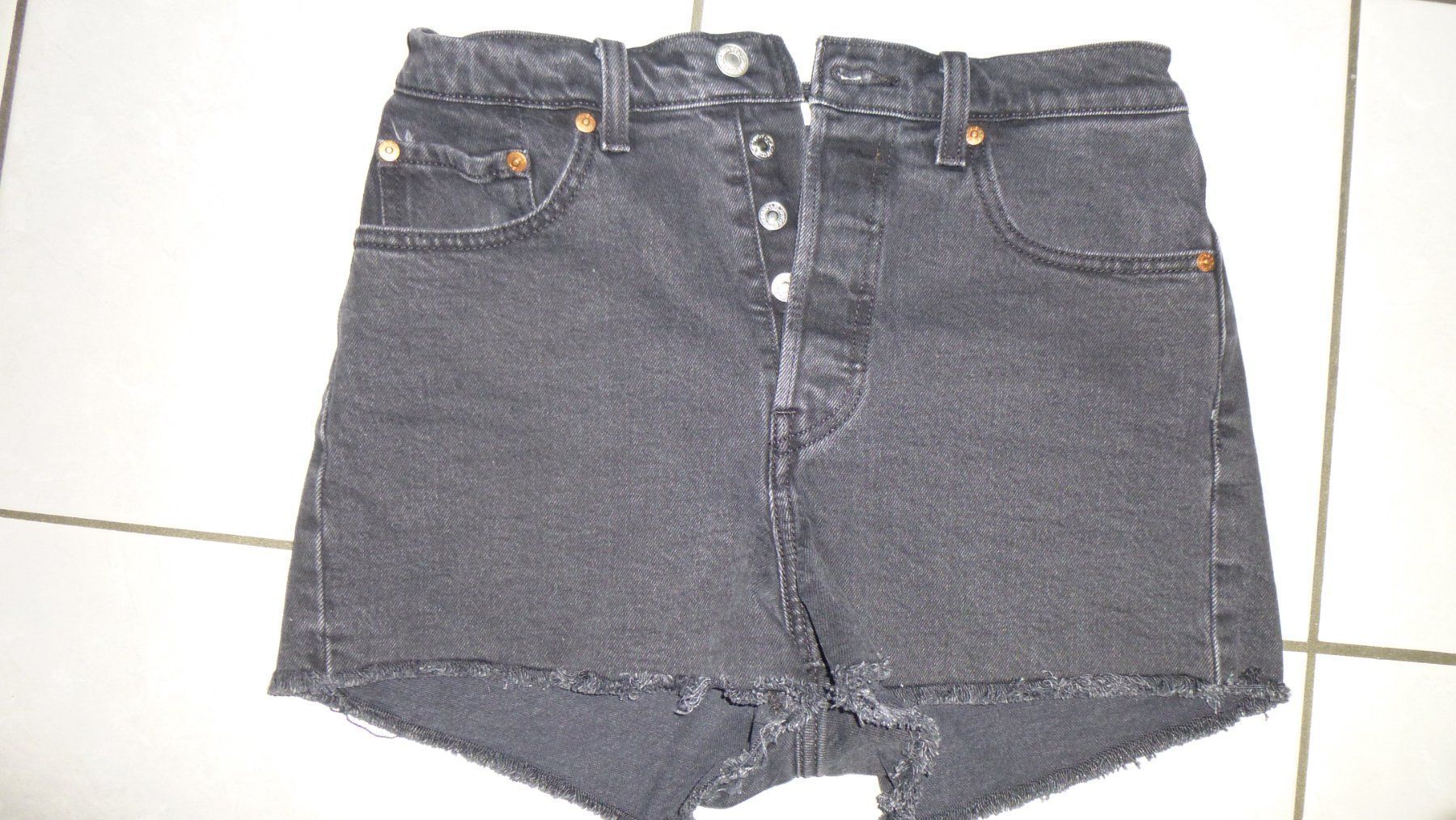 Levi's Jeans: Damen-Levi's-Shorts schwarz / Grösse 28 – Gebraucht aus Triengen von misterpicknicker 4