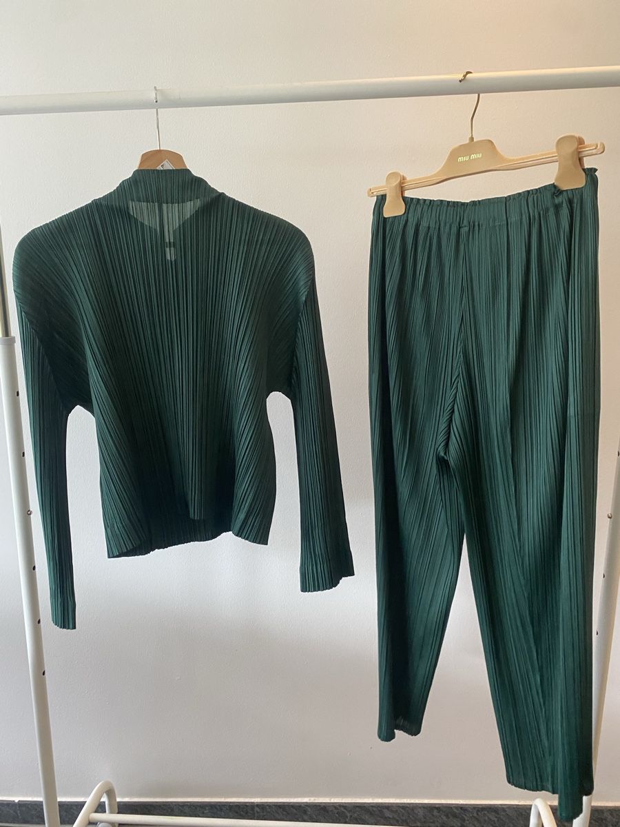 Issey Miyake Lotti di vestiti: Issey Miyake Pleats Please Suit – Nuovo (secondo la descrizione) da Luzern venduto da rachlaw1 1