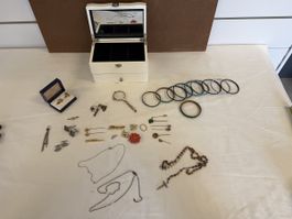 Lot de bijoux fantaisie + boîte à bijoux 