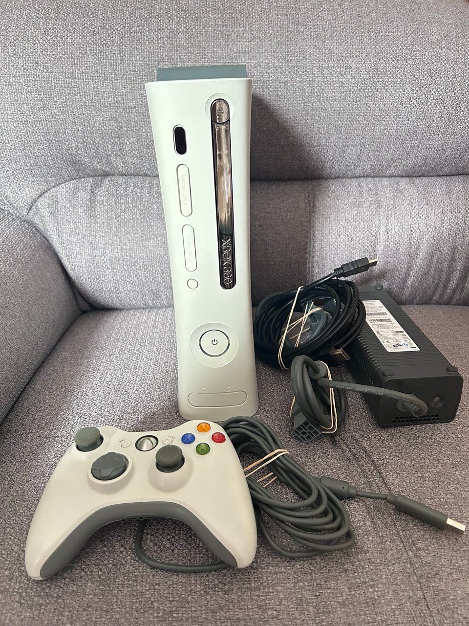 Microsoft Console: Xbox 360 Bianca 60GB con Controller e Cavi Buone Condizioni – Usato da Giubiasco venduto da LorisVale