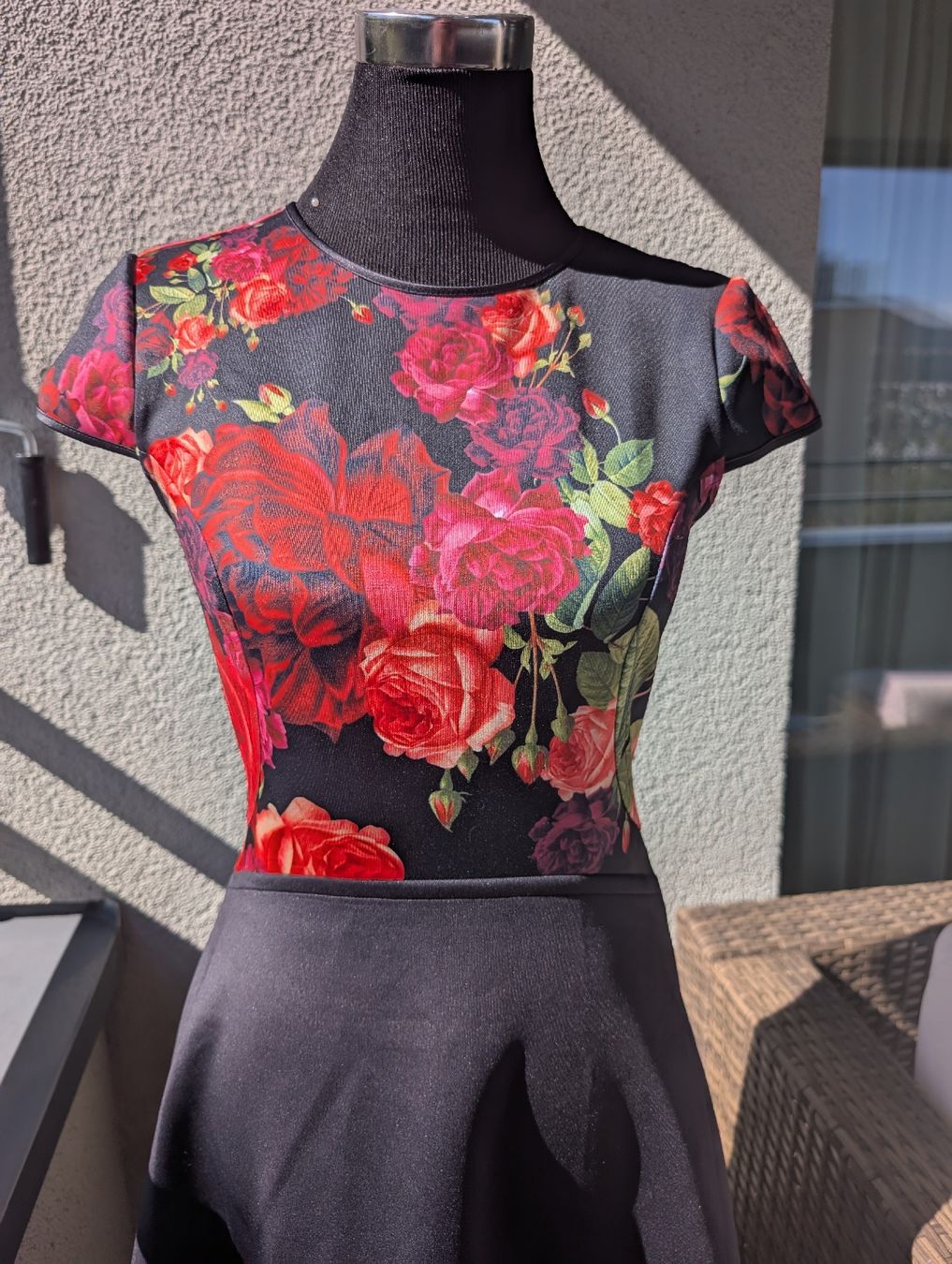 Ted Baker Kleider: Elegantes Ted Baker Kleid mit Rosenmuster – Gebraucht aus Richterswil von Estreja9 2