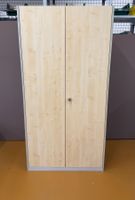 Hoher Schrank in heller Holzoptik