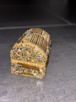 Schönes Schmuckkästchen, verziert mit Goldperlen