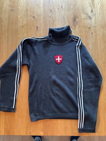 Rollkragenpullover Schweizer Logo Gr M