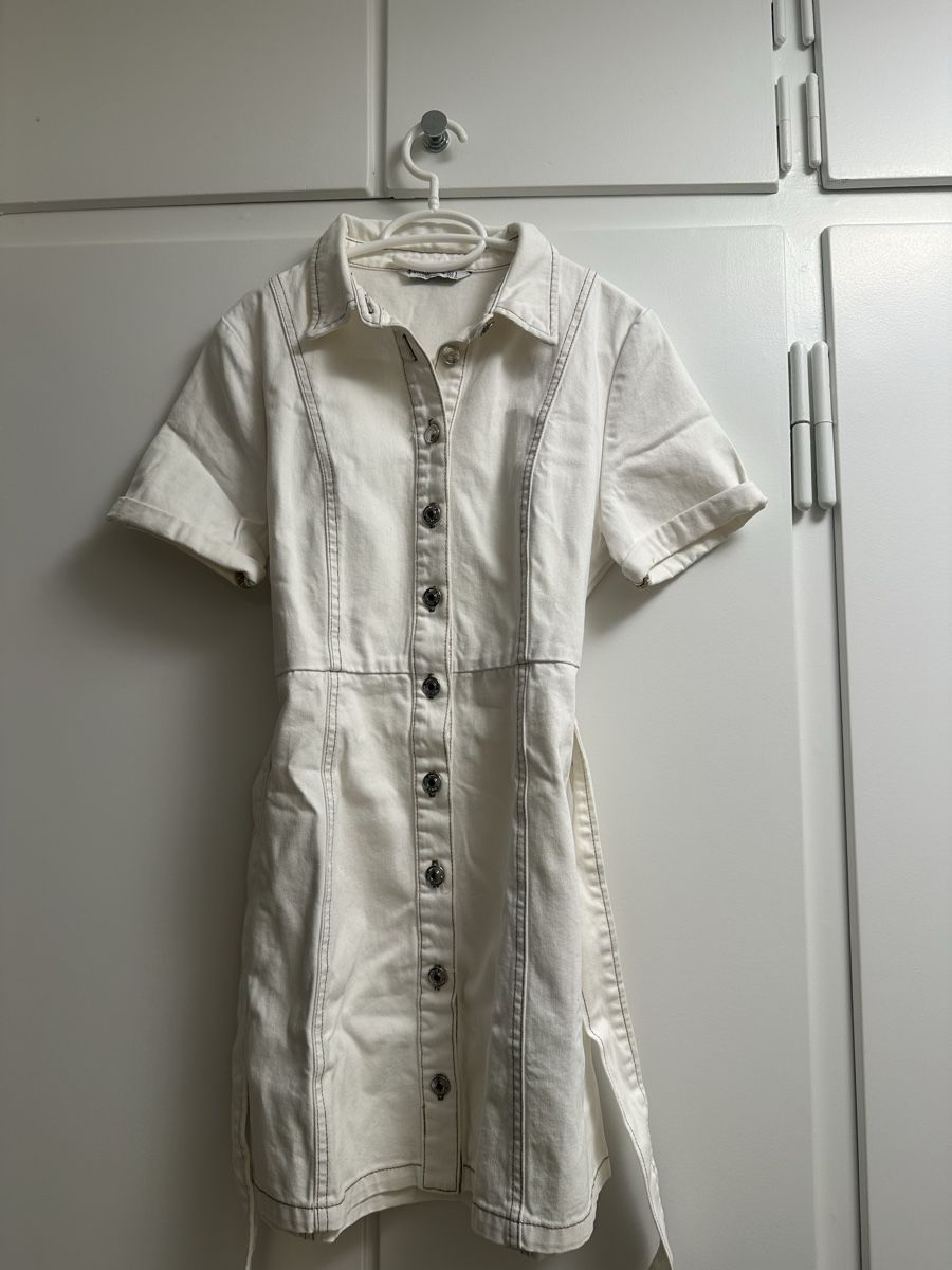 Stradivarius Kleider: Stradivarius white jeans dress – Neu (gemäss Beschreibung) aus Zürich von juz_2t2j 1