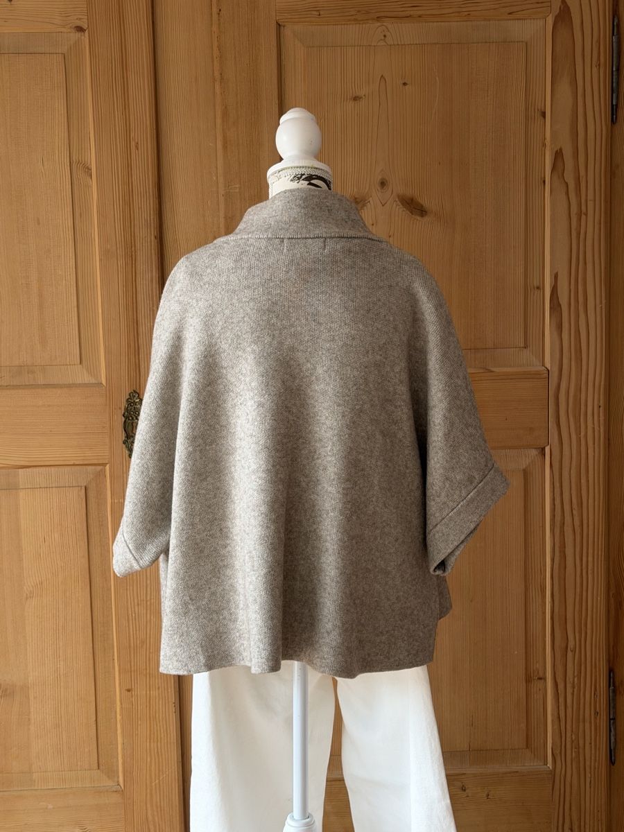 Altro in Moda donna: Strick-Mantel Poncho beige mit Schnalle – Usato da Bonstetten venduto da norisknofun123 1
