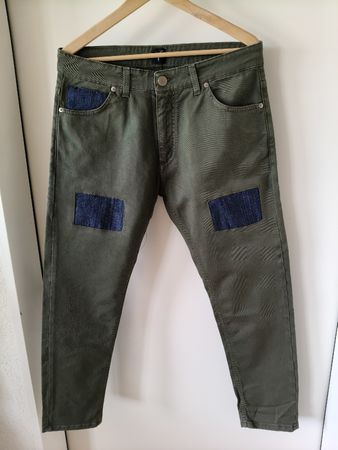 V2: Khaki Jeans mit Flicken, NEU, Made in Italy, Gr. 48