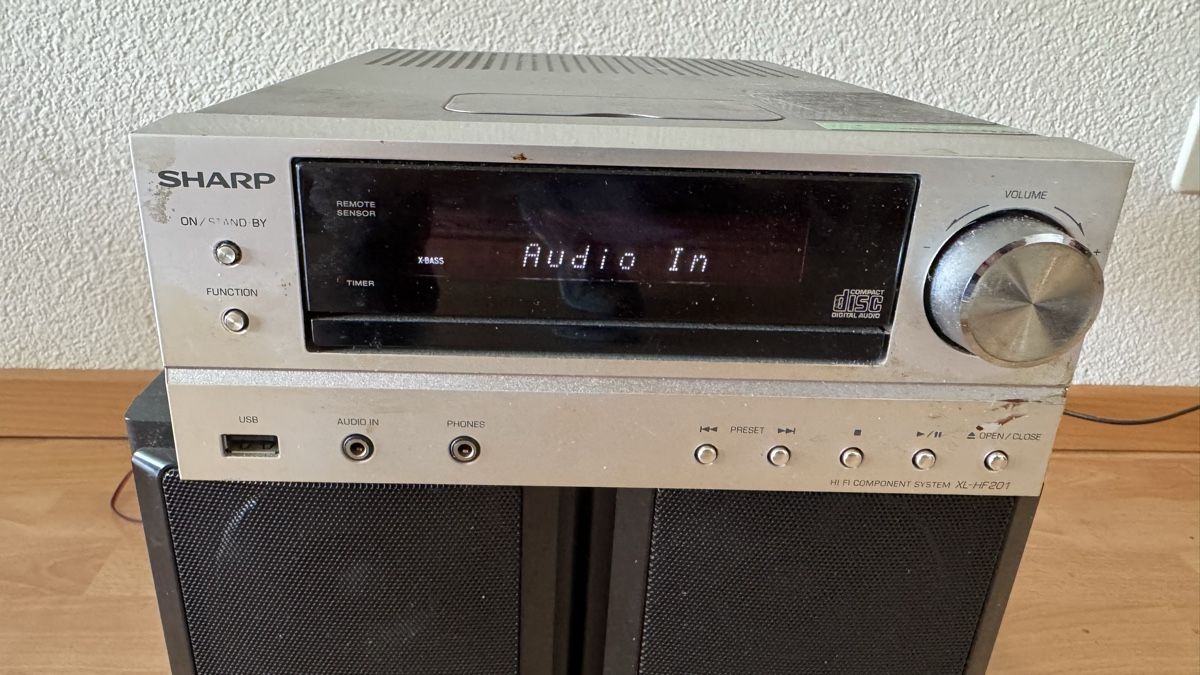 Sharp Lettore multimediale & Streamer: Sharp Hi-Fi Component System XL-HF201 mit iPod-Dock, CH-Vers – Usato da Fällanden venduto da Limousinenswiss 3