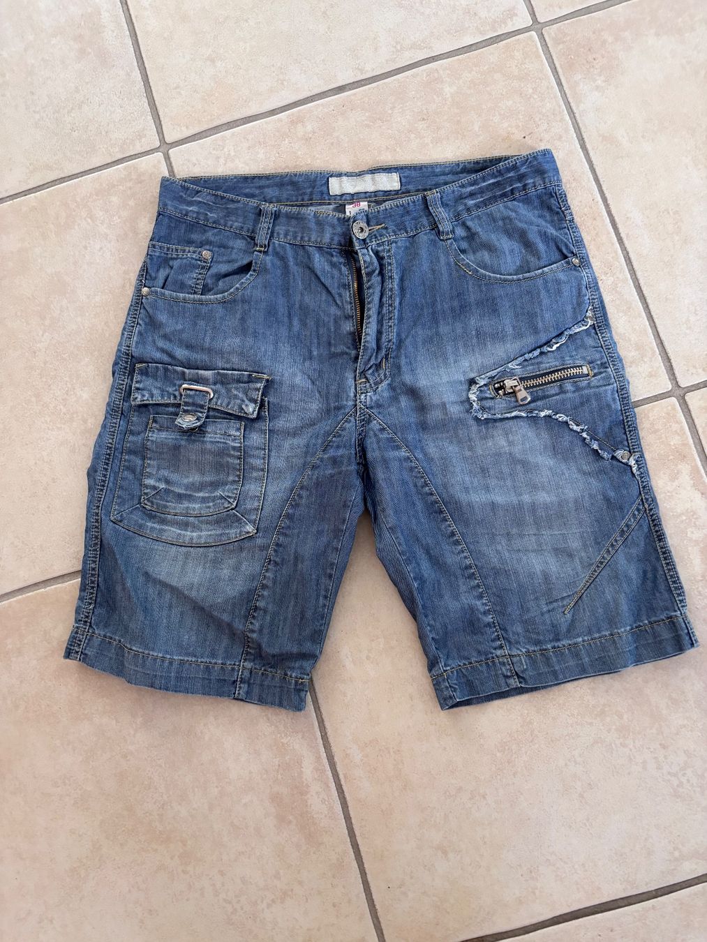 Pantalons: Bequeme Jeans Shorts 46 / L – D'occasion à Balsthal par Uroby