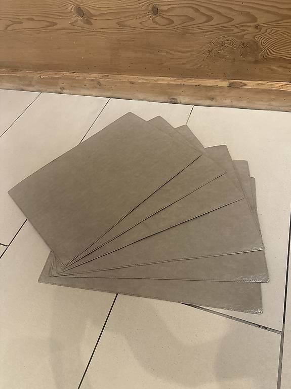 Set di tavolo e panche: UASHMAMA-Tischsets TEC grau - 6 Stücke – Usato da Bärau venduto da JeJeG 1