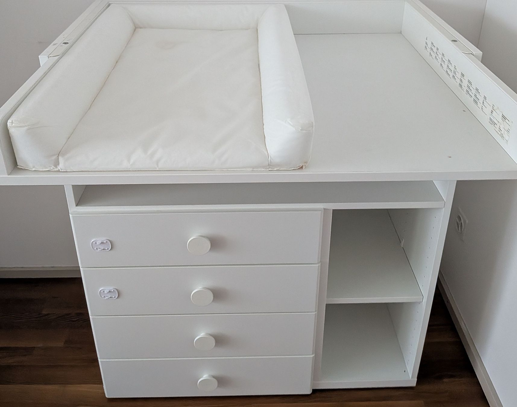 Ikea Fasciatoi & Accessori: White Changing Table with Drawers and Storage Shelves – Nuovo (secondo la descrizione) da Zürich venduto da ash_vqx6