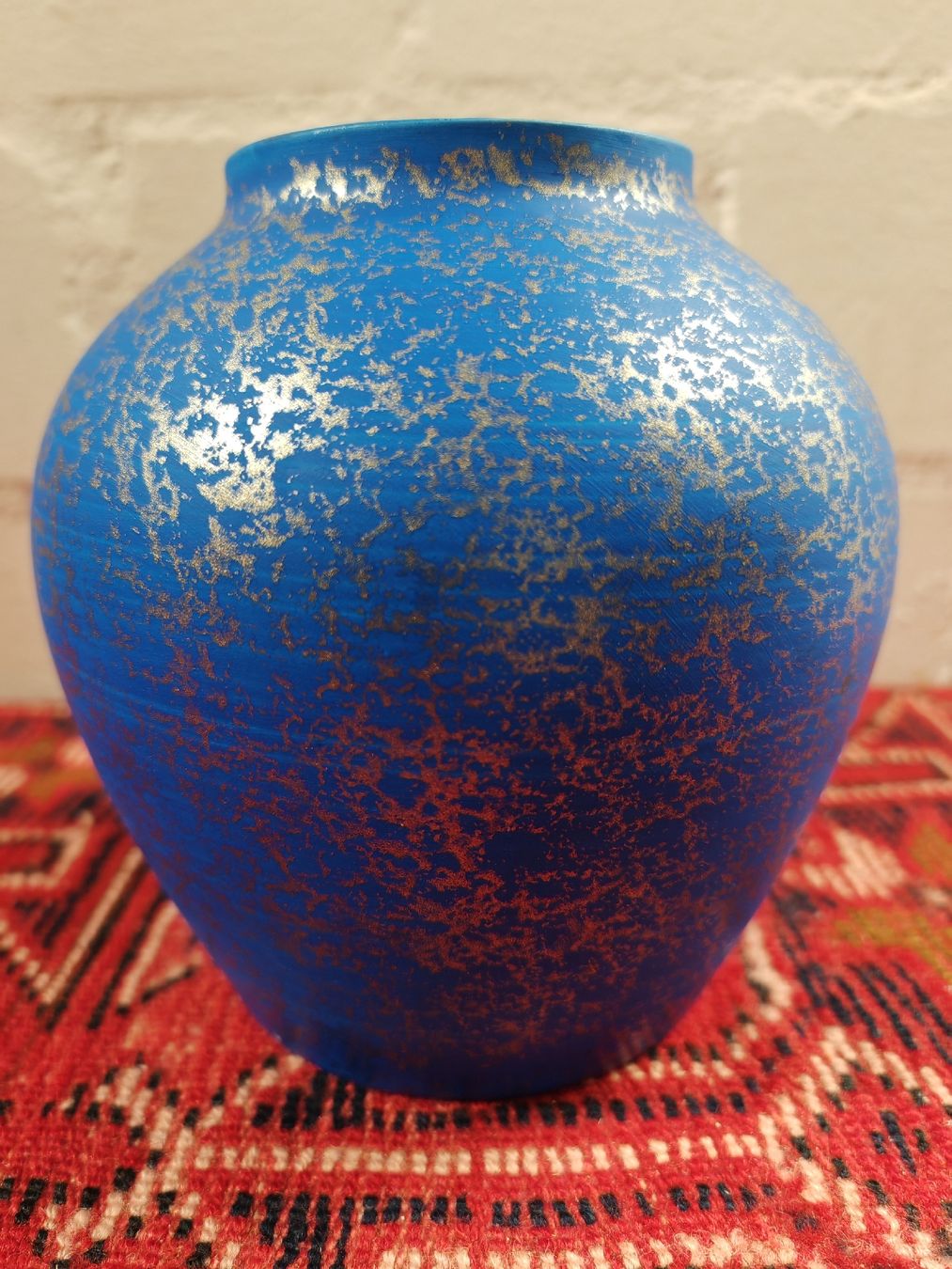 Vasi & Recipienti: Blaue Blumenvase mit Goldmuster, ca 19cm hoch – Nuovo (secondo la descrizione) da Rheinsulz venduto da Dred