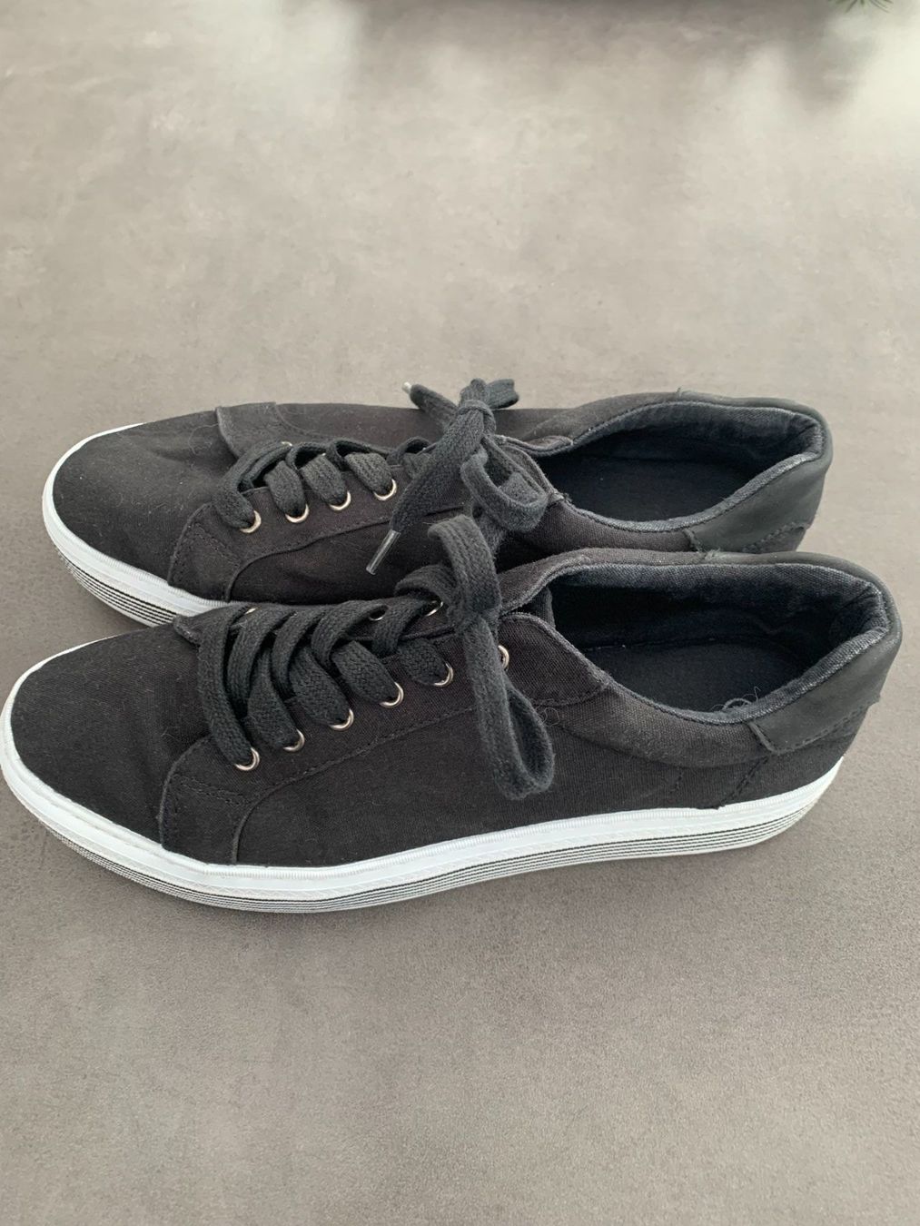 Scarpe da donna: Damen-Sneakers schwarz Gr.41 – Usato da Azmoos venduto da Verwir64 1