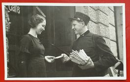 Alte Postkarte: Postbote übergibt Brief