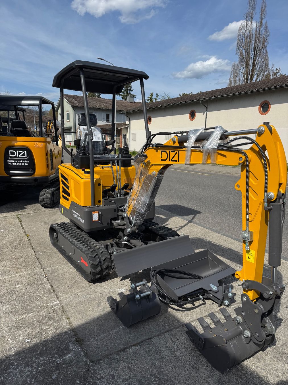 Excavateurs: Bagger 1.8T NEU 15 Stunden/ AKTION/ SOLDE BIS 10 JULI 2026 – Neuf avec emballage d'origine à Orpund par dizi.98 4