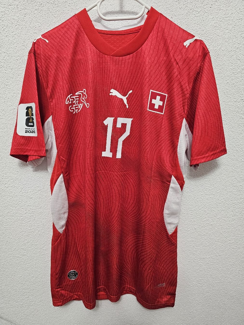 Maillots de corps & Pantalons: Schweiz Spielerversion Trikot WM 2026 – Neuf (Voir description) à Rickenbach LU par LichterWelt