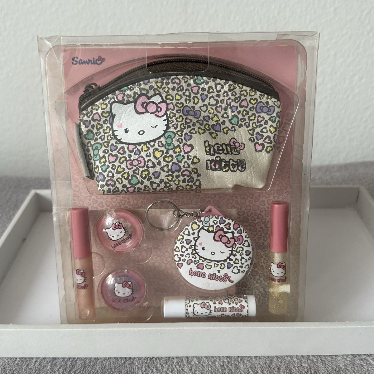 Hello Kitty Jouets: SET DE MAQUILLAGE HELLO KITTY VINTAGE 2013 – D'occasion à Givisiez par dor_xb9k