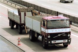 Volvo F88 Lastwagenzug mit Bärtschi Kran Foto