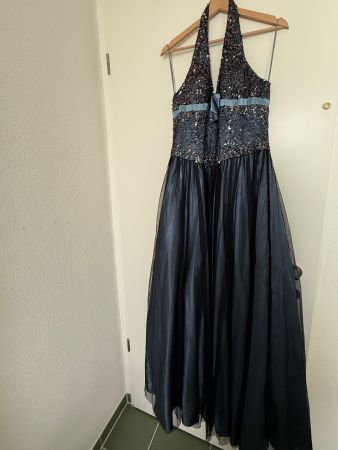 Rückenfreies Ballkleid mit Stola
