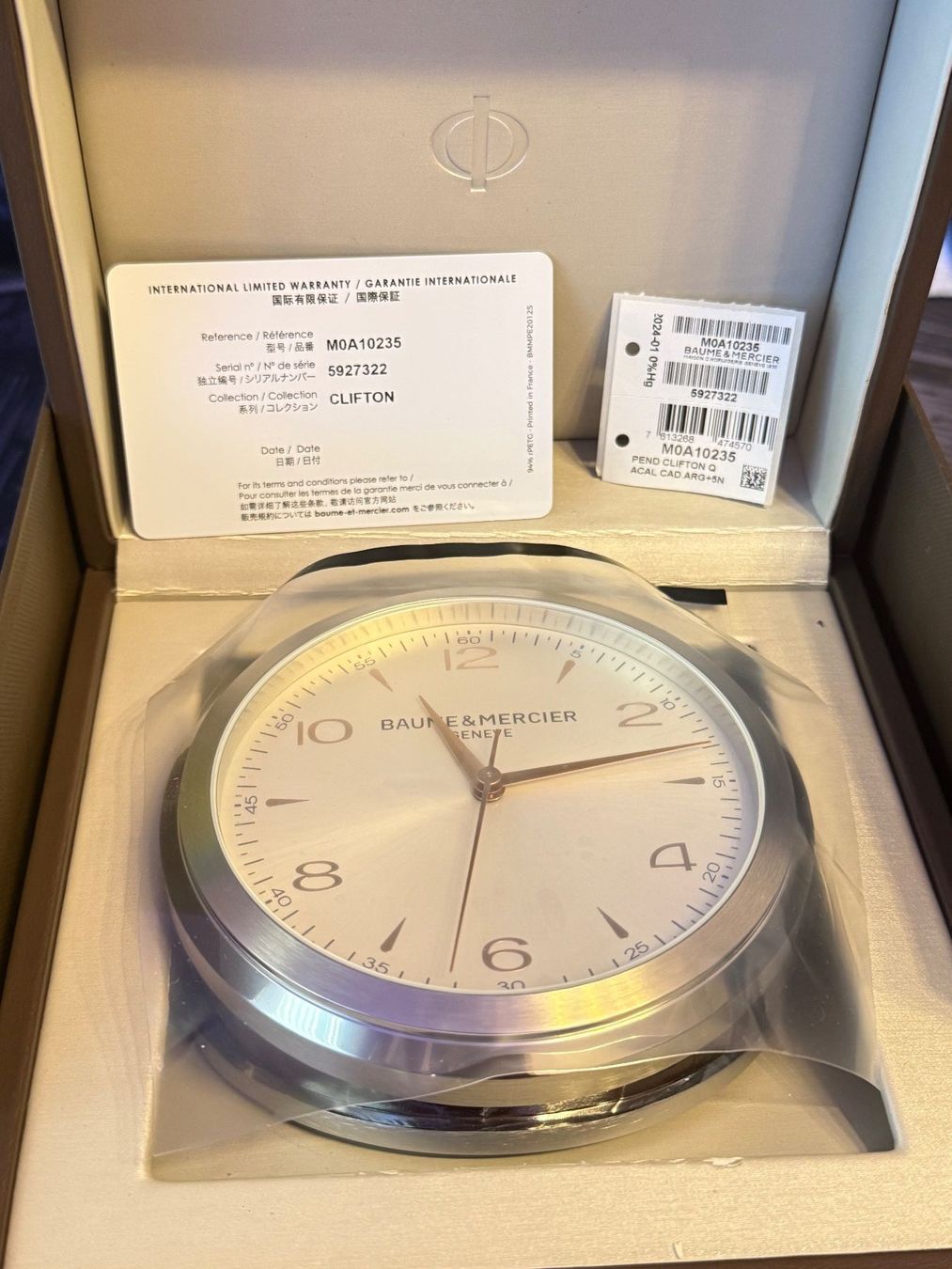 Baume & Mercier Orologi: Baume & Mercier Clifton Table Clock neuf – Nuovo e nell'imballaggio originale da Plan-les-Ouates venduto da de_lia