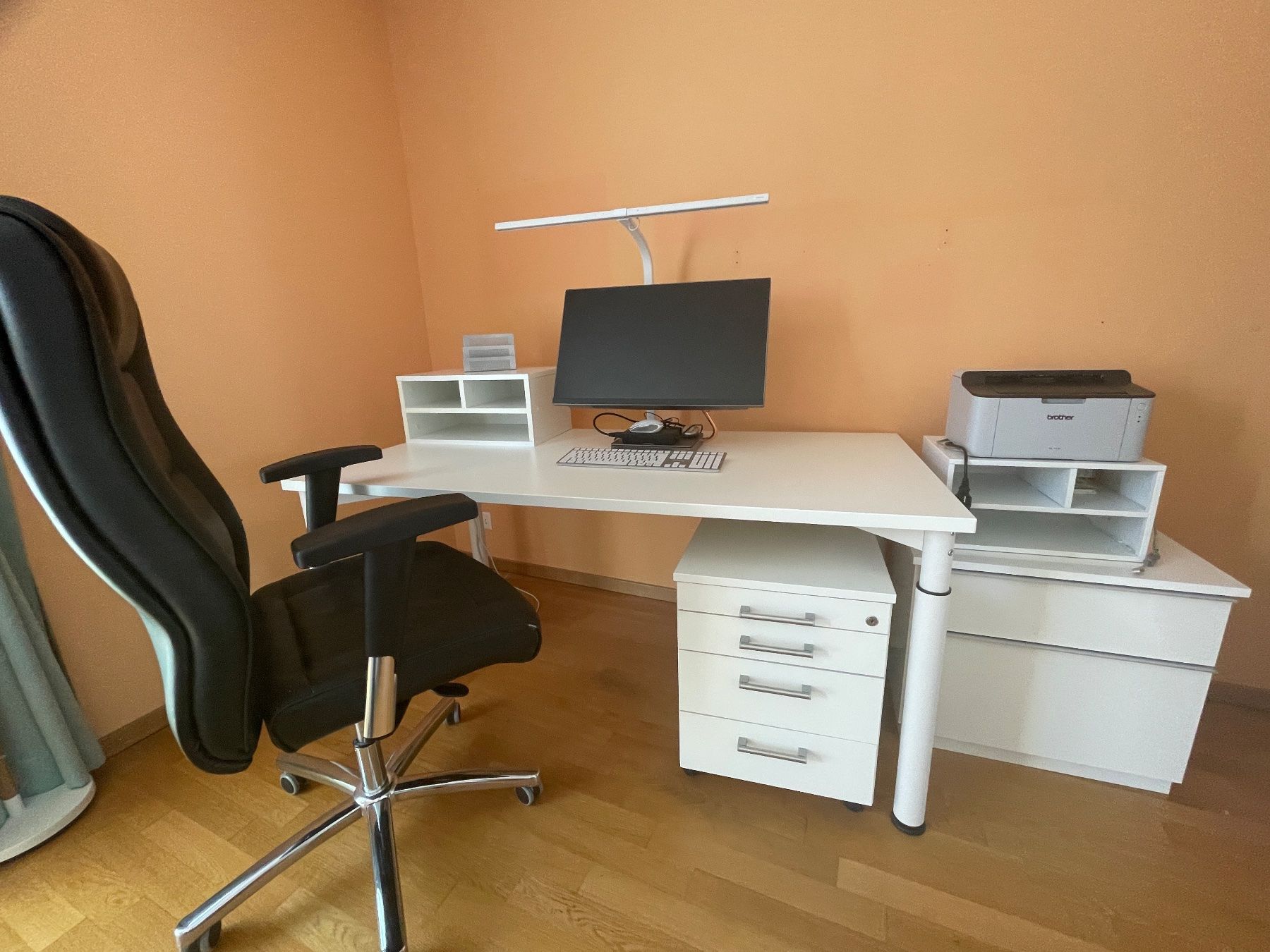 Scrivanie: Bürotisch inkl. Korpus, PC, Drucker, Sessel usw. – Usato da Cham venduto da Saralupi