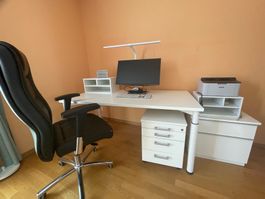 Bürotisch inkl. Korpus, PC, Drucker, Sessel usw.