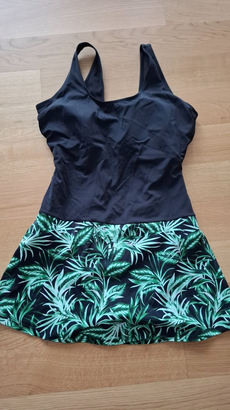 Costumi da bagno & Bikini: Badeanzug Grösse 44 mit Rock – Usato da Luzern venduto da Anny13