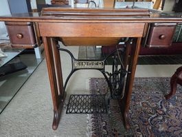 Antike Nähmaschine von Singer aus den 1920ern