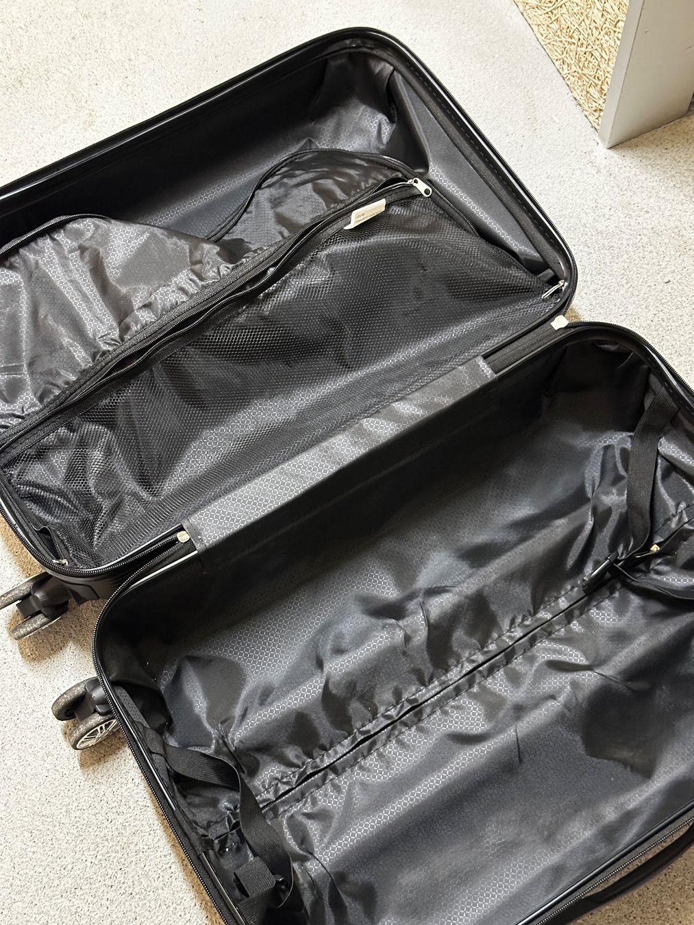 Valigie: Reisekoffer Hartschale schwarz – Usato da Fahrweid venduto da sacha.c 4