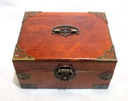Holzschatulle mit Metallbeschlägen, Schmuck Box
