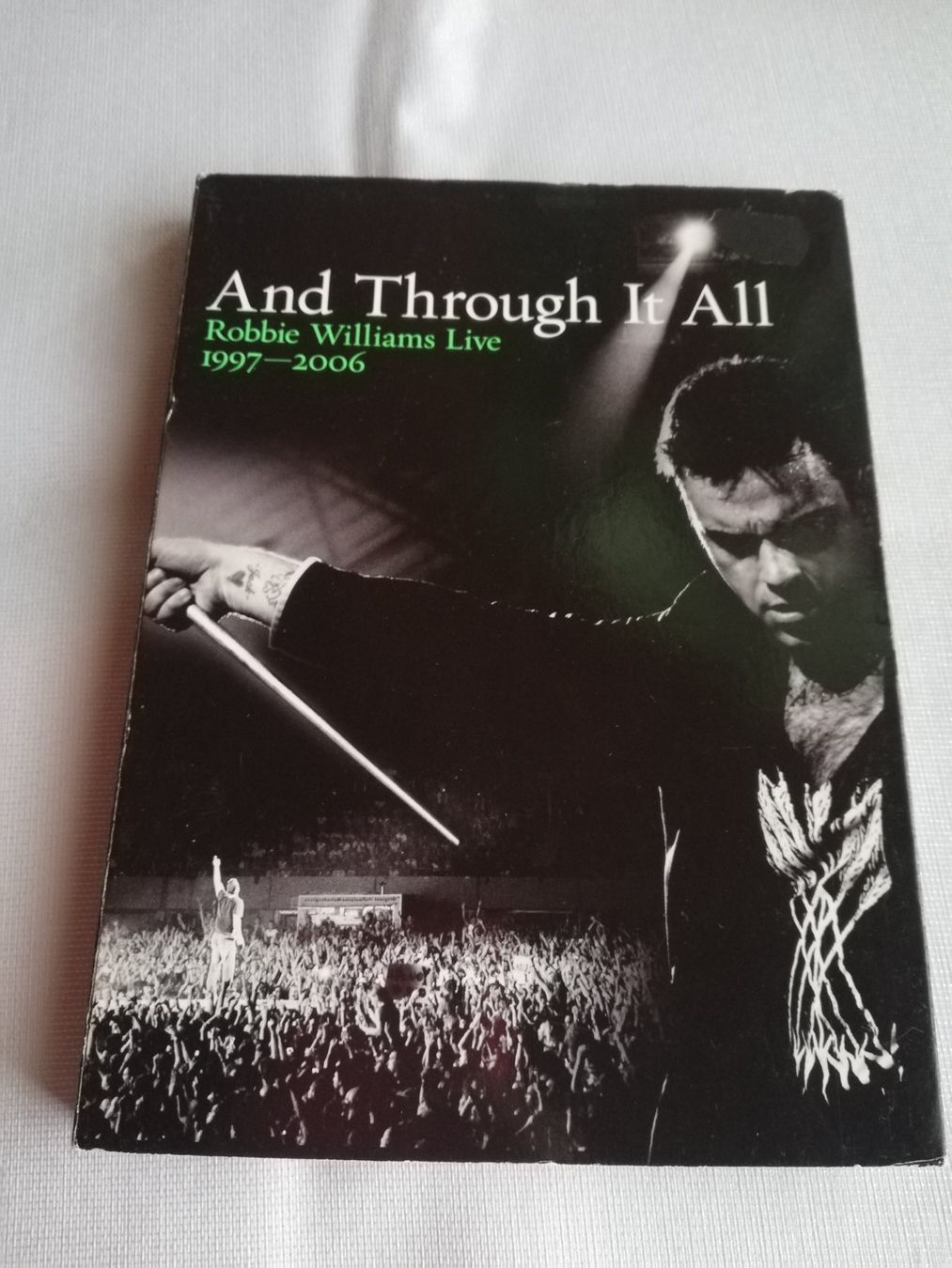 Tutti i DVDs: ROBBIE WILLIAMS LIVE - 1997-2006 - AND THROUGH IT ALL – Usato da Bern venduto da Vinylsound.ch