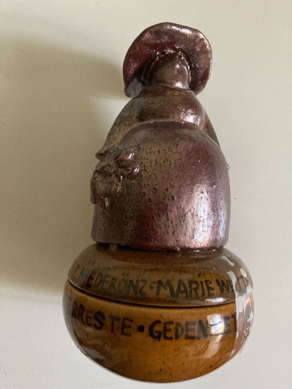 Sculptures & Statues: Statue auf einer beschrifteten Dose – D'occasion à Zürich par Chaeffeler 1