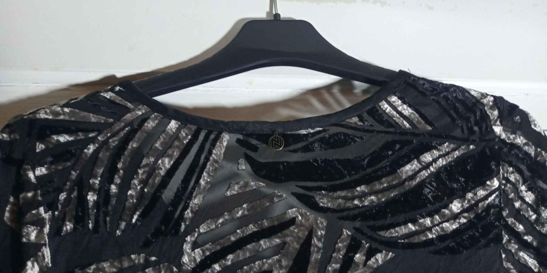 Nile Vestiti: NEU Nile Maxikleid mit schönen Muster Silber S – Nuovo (secondo la descrizione) da St. Gallen venduto da Hereplaysmusic 6