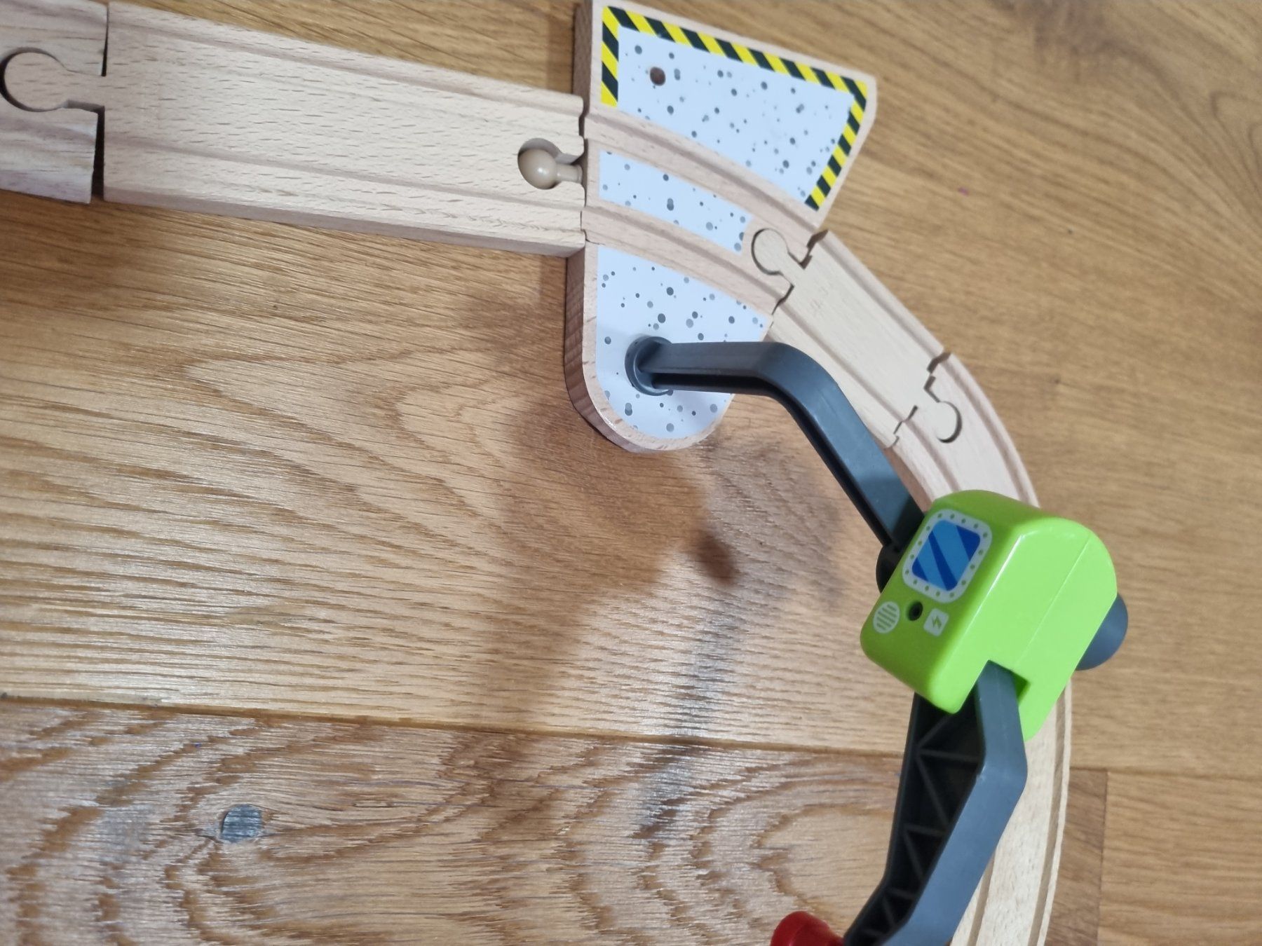 Spielzeuge: Holzgarage mit Schienen – Gebraucht aus Wolfwil von koel81 3