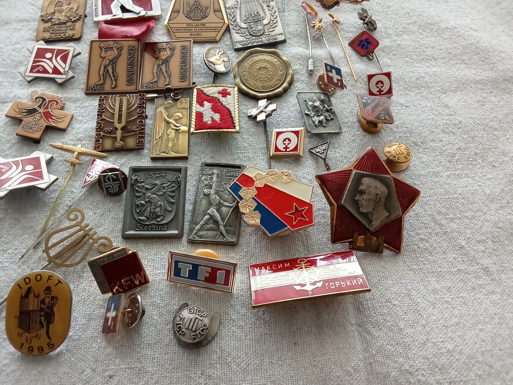 Placchette & Badge: Konvolut Abzeichen und Pins – Usato da Muri BE venduto da Alk 2