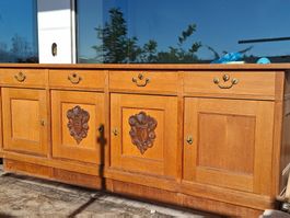 Anrichte Nussbaum massiv mit Schnitzerei gebrauchter Zustand