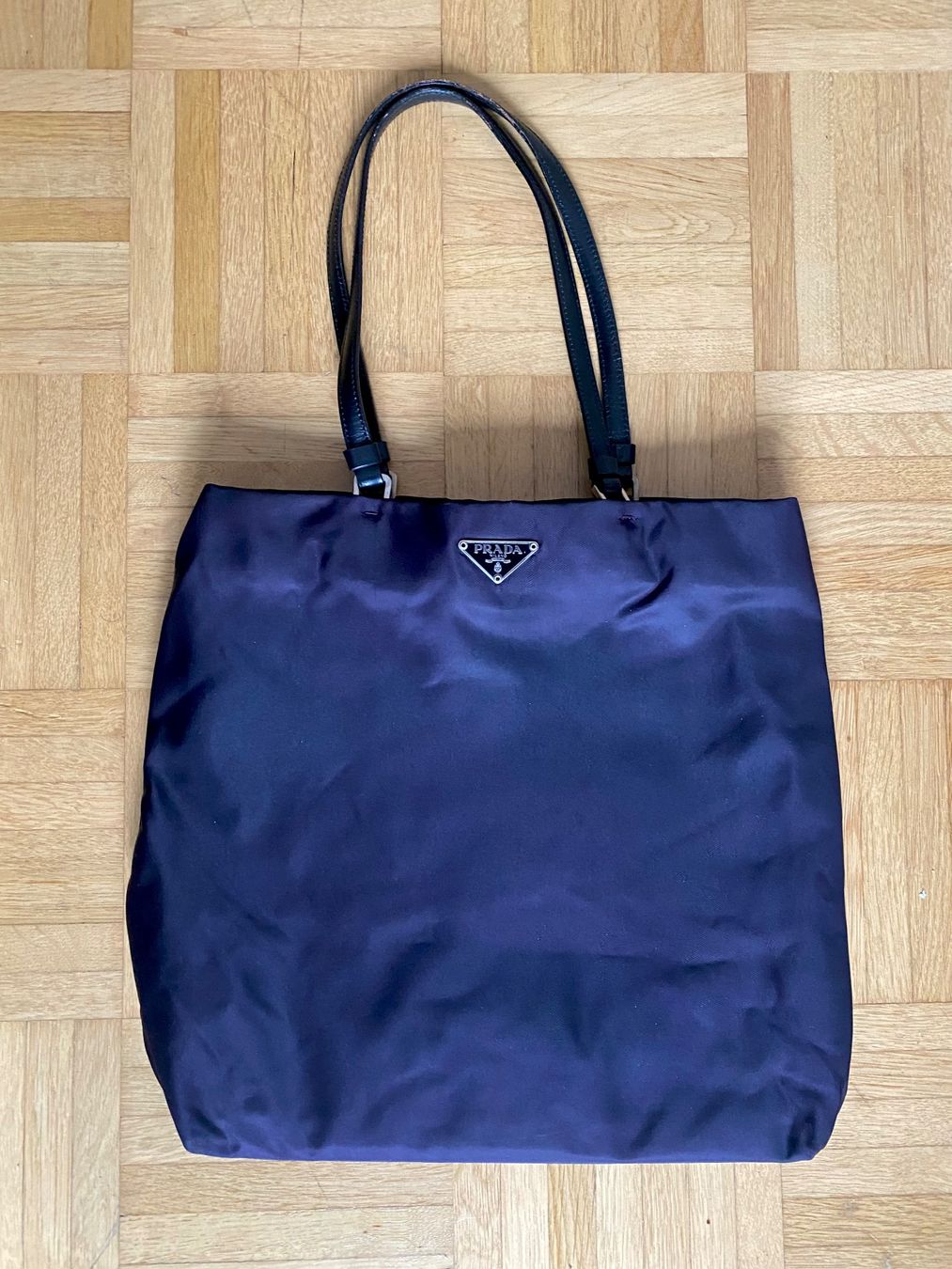 Prada Borse: Klassische PRADA-Nylontasche mit Lederhenkeln – Usato da Bern venduto da thatspascal 4
