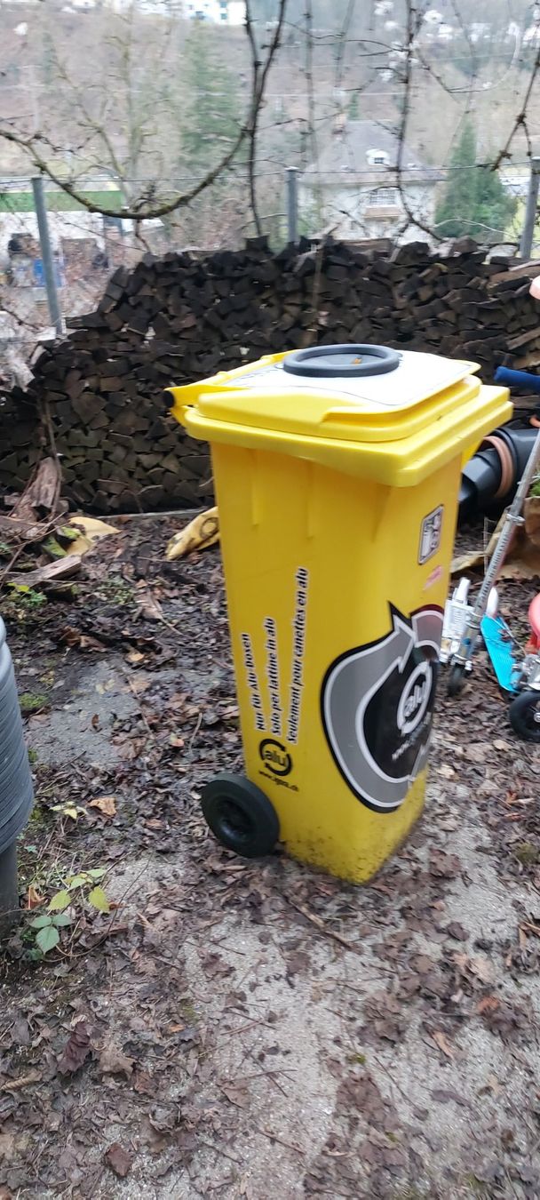 Cestini per rifiuti: Gelbe Tonne mit Rädern mit Abziehbild – Usato da Brislach venduto da ericCH 1