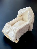 Puppen- oder Kinderwiege für Puppenstuben. Holz/Stoff. Engl.