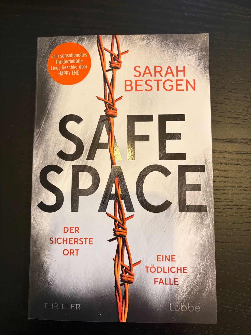 Libri: Safe Space - Sarah Bestgen – Nuovo (secondo la descrizione) da Oberwil BL venduto da saru-koshiro