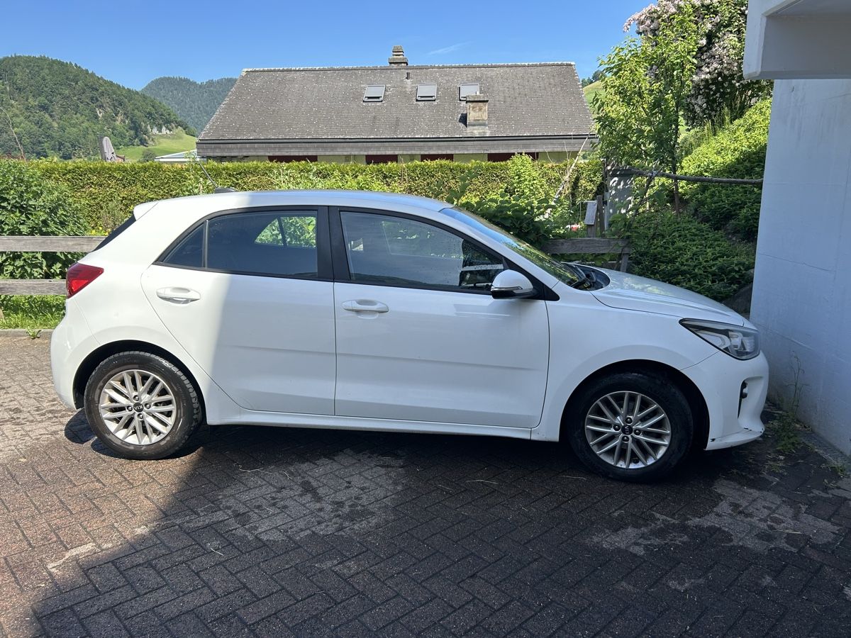 Kia Autos: Kia Rio, V 1.4 MT ISG Swiss City Line, Limousine – Gebraucht aus Ennetmoos von PlatzDa 2