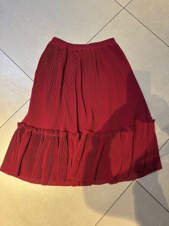 Bordeaux-roter Designer Rock