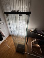 Glasvitrine mit Licht