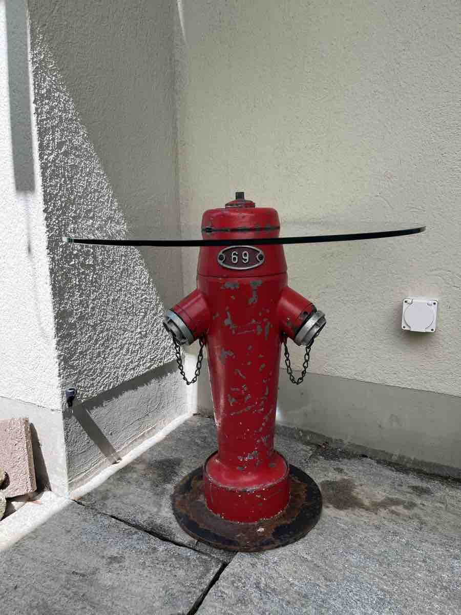Tavoli: Antiker Tisch Hydrant – Usato da Biel/Bienne venduto da yan_c6y6 1