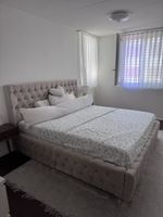 Bett mit gepolstertem Kopfteil Beige guter Zustand