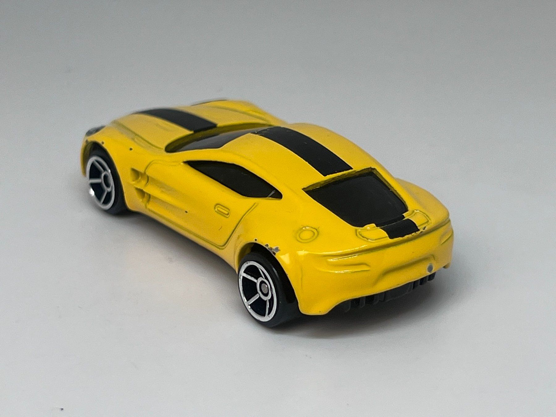 Hot Wheels Modellini d'auto: Hot Wheels Aston Martin One-77 #446 – Usato da Wildegg venduto da LaaBoutique 2