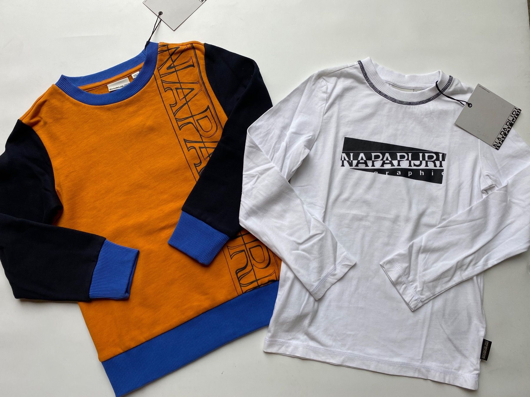Napapijri Maglioni & Felpe: Napapijri Pull Enfants Taille 8 ans -50% – Nuovo e nell'imballaggio originale da Orbe venduto da D-stockFactory-Orbe