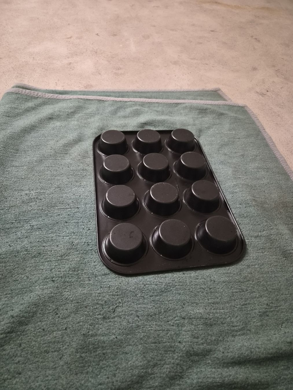 Backformen: Muffin Blech mit untersatz – Gebraucht aus Regensdorf von Mischa88 2